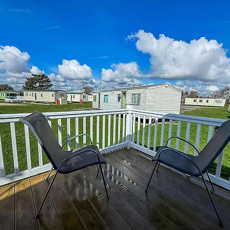 8 Berth Caravan With Decking To Hire At Naze Marine In Essex Ref 17045Nm Walton-on-the-Naze Exterior photo