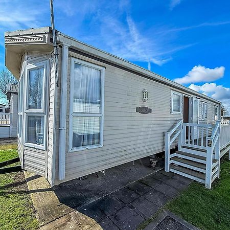 8 Berth Caravan With Decking To Hire At Naze Marine In Essex Ref 17045Nm Walton-on-the-Naze Exterior photo
