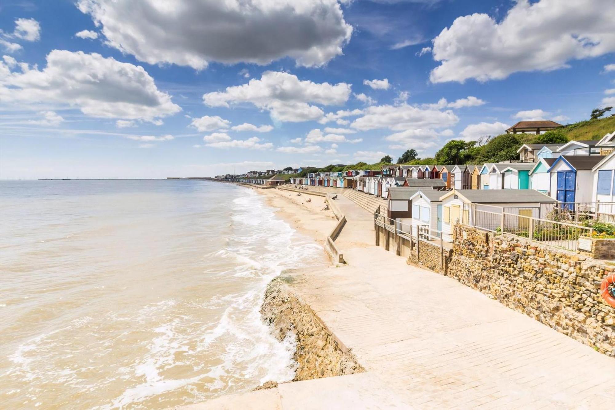 8 Berth Caravan With Decking To Hire At Naze Marine In Essex Ref 17045Nm Walton-on-the-Naze Exterior photo