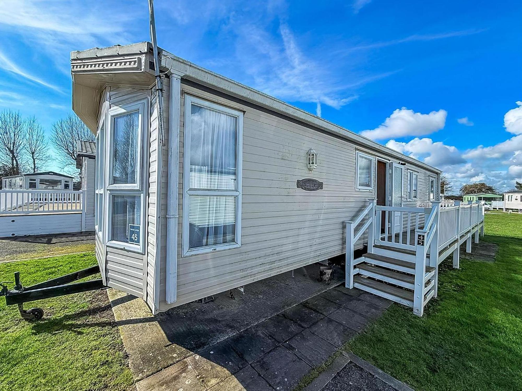 8 Berth Caravan With Decking To Hire At Naze Marine In Essex Ref 17045Nm Walton-on-the-Naze Exterior photo