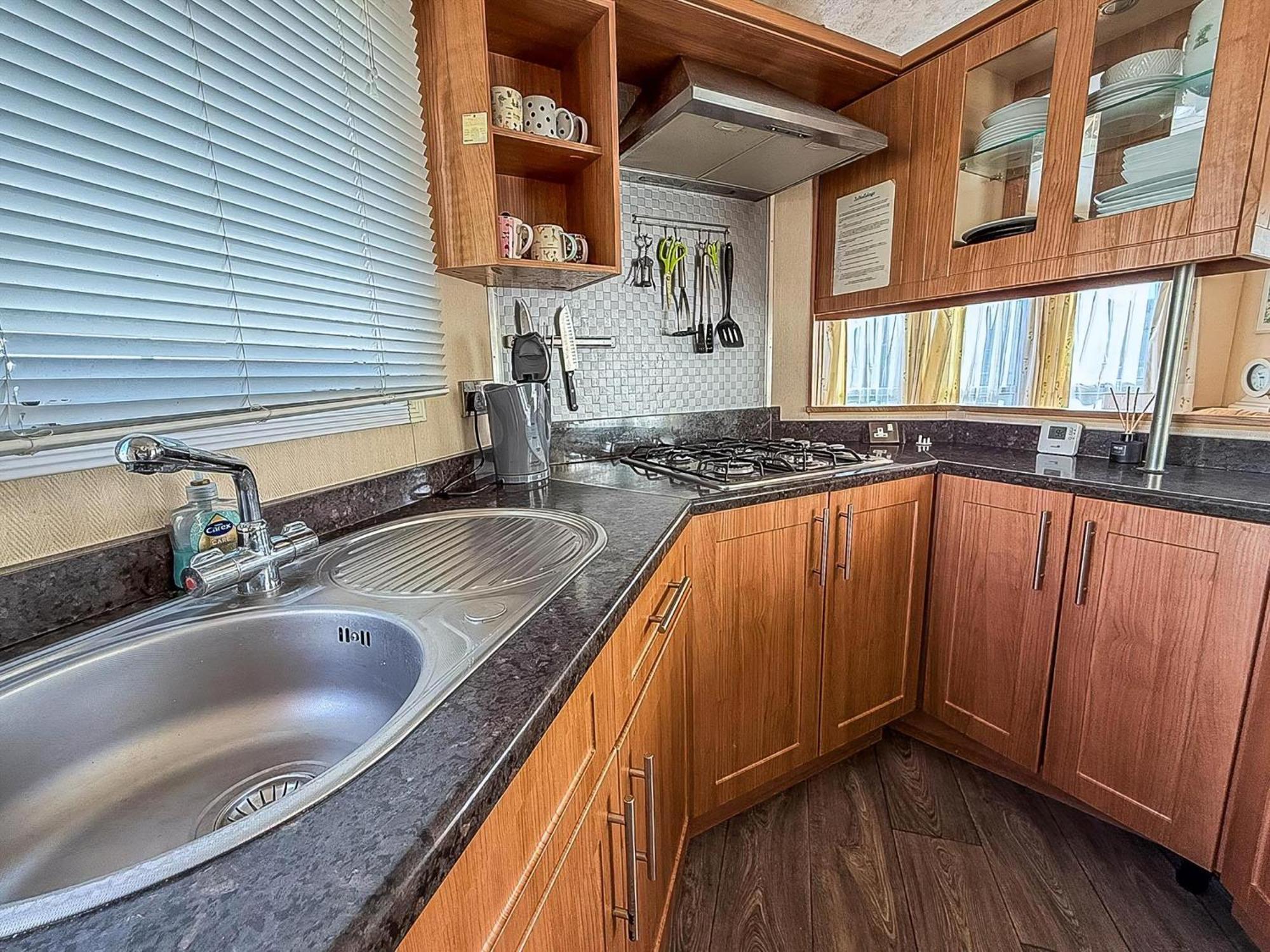 8 Berth Caravan With Decking To Hire At Naze Marine In Essex Ref 17045Nm Walton-on-the-Naze Exterior photo