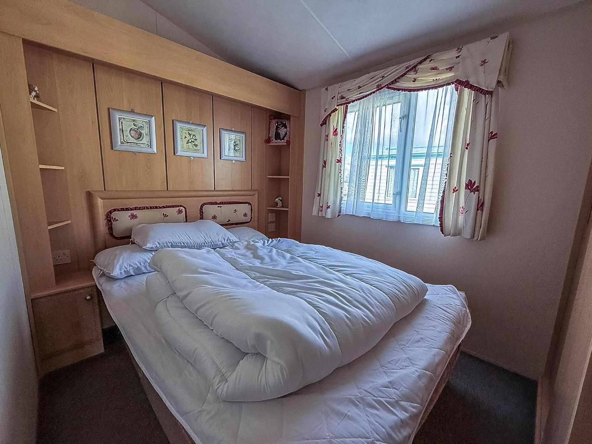 8 Berth Caravan With Decking To Hire At Naze Marine In Essex Ref 17045Nm Walton-on-the-Naze Exterior photo