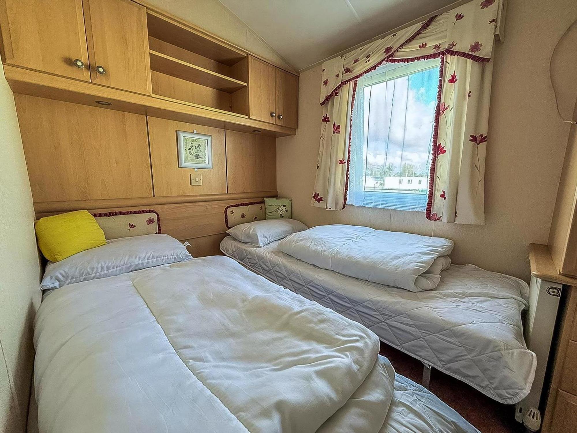 8 Berth Caravan With Decking To Hire At Naze Marine In Essex Ref 17045Nm Walton-on-the-Naze Exterior photo