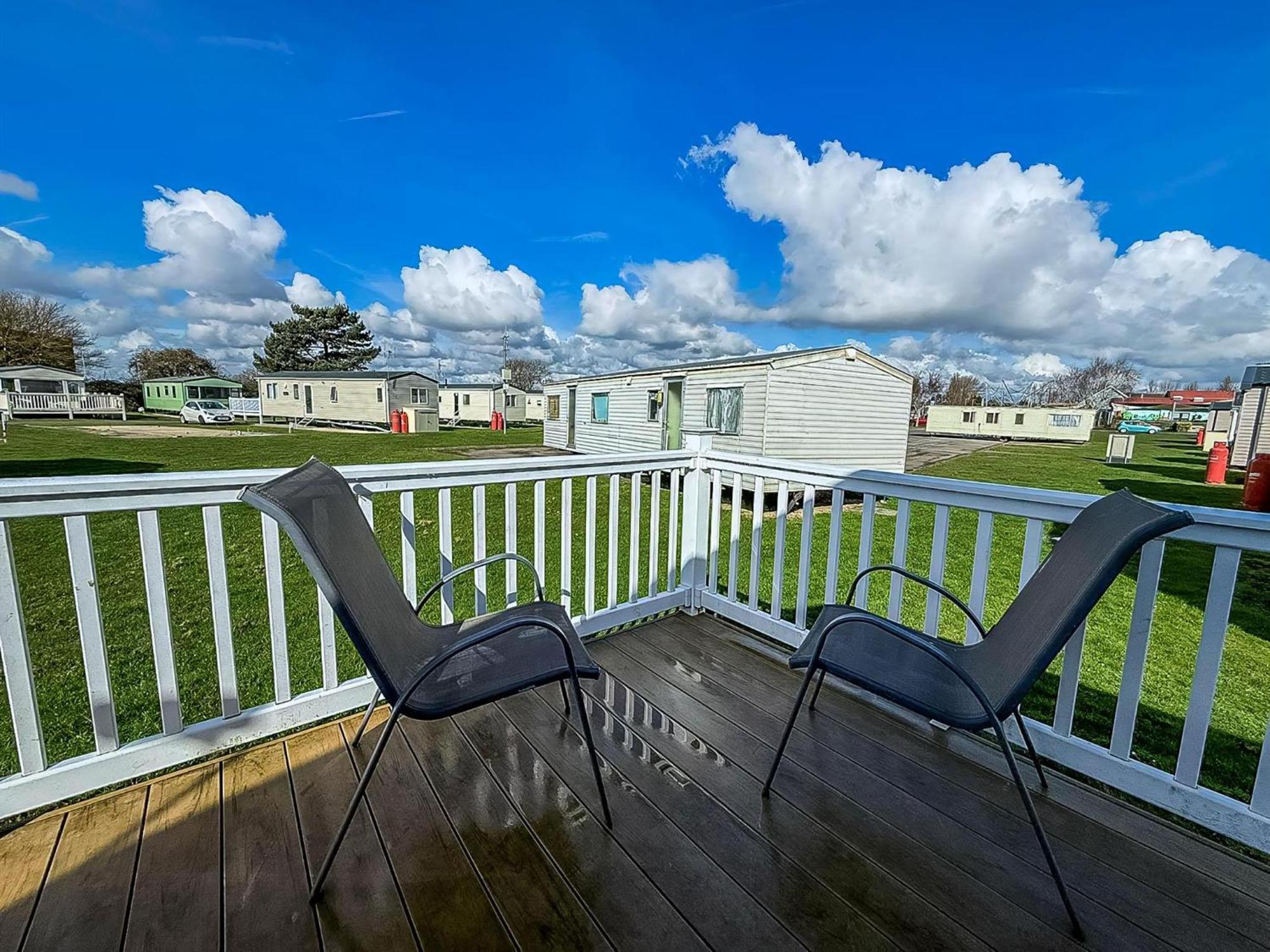 8 Berth Caravan With Decking To Hire At Naze Marine In Essex Ref 17045Nm Walton-on-the-Naze Exterior photo