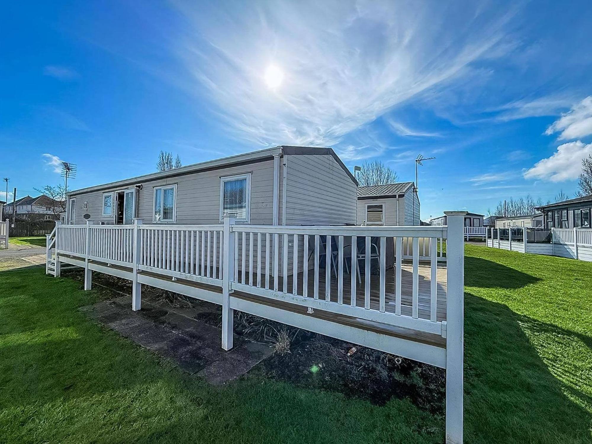 8 Berth Caravan With Decking To Hire At Naze Marine In Essex Ref 17045Nm Walton-on-the-Naze Exterior photo