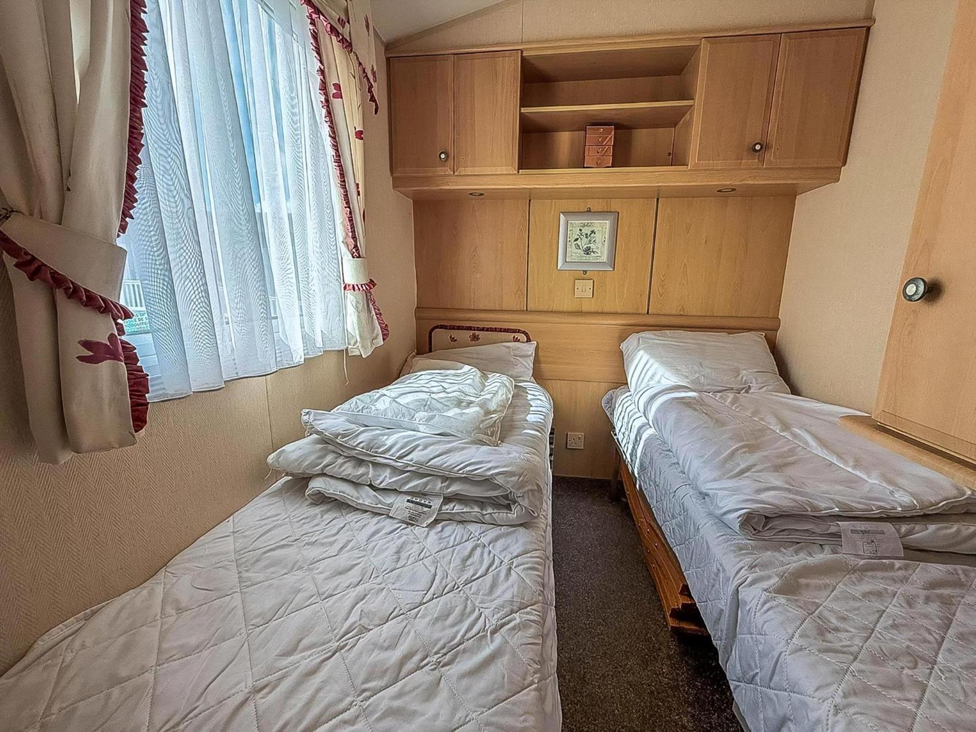 8 Berth Caravan With Decking To Hire At Naze Marine In Essex Ref 17045Nm Walton-on-the-Naze Exterior photo