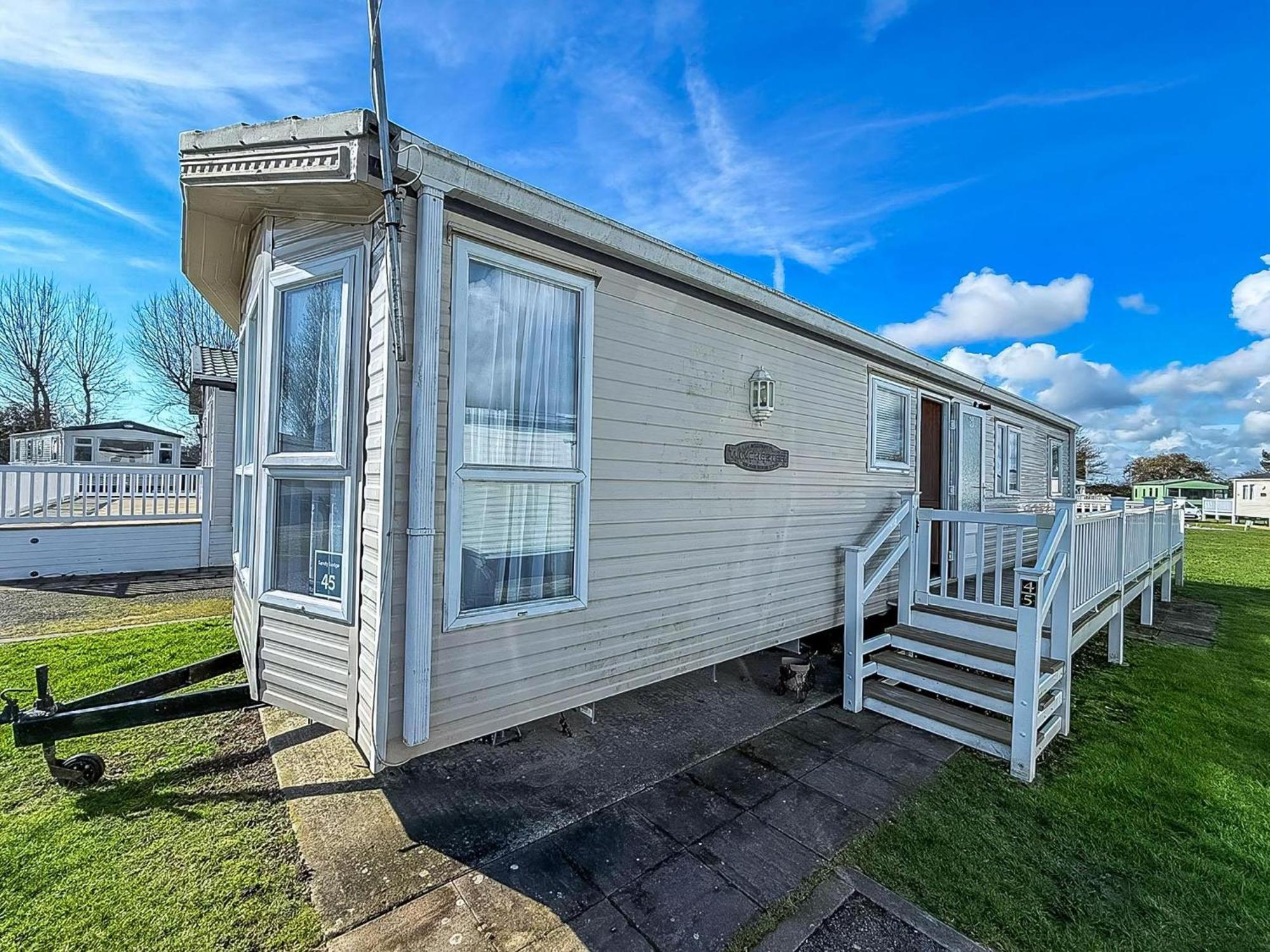 8 Berth Caravan With Decking To Hire At Naze Marine In Essex Ref 17045Nm Walton-on-the-Naze Exterior photo